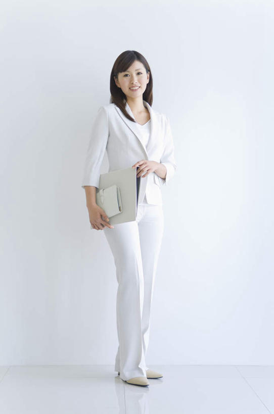 东方人,一个人,商务人士,商务女性,站,竖图,室内,白天,白色背景,正面,衬衫,亚洲,仅一个年轻女性,仅一个女性,仅一个人,套装,注视,黄种人,观察,看,站着,摄影,影棚,观看,察看,关注,商务装,工薪阶层,年轻女性,亚洲人,年轻人,白领,上班族,站立,彩图,全身,影棚拍摄,衬衣,拍摄