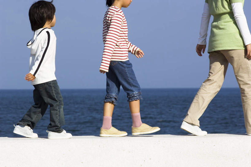 东方人,儿童,三个人,站,走,横图,室外,白天,侧面,纯洁,海浪,海洋,亚洲,一排,阴影,条纹,服装,整齐,光线,影子,墙,浪花,水平线,辽阔,海平线,注视,休闲装,黄种人,墙壁,墙面,排列,小孩,衣服,红色,阳光,海水,观察,看,站着,休闲,广阔,休闲服,可爱,童年,童趣,服饰,观看,一望无际,察看,队列,关注,海景,童真,烂漫,无邪,无边无际,一马平川,天真,男孩,男人,男性,女孩,女人,女性,亚洲人,孩子,大海,风浪,海,海水的波动,近岸浪,涌浪,步行,散步,站立,走路,半身,彩图,水天相接,水天一线,男生,女生