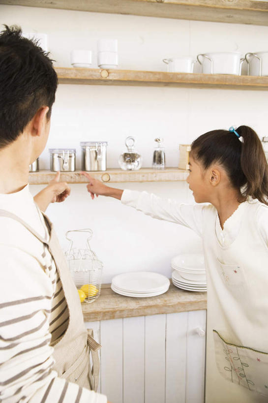 东方人,儿童,两个人,家庭,父亲,女儿,站,交叉,竖图,室内,白天,侧面,纯洁,桌面,桌子,竹子,柠檬,餐具,水果,金属制品,亚洲,指,竹制,服装,新鲜,编织,金属,碟子,篮子,盘,生食,食品,果实,注视,休闲装,黄种人,方向,食物,小孩,衣服,盘子,容器,竹篮,碟,观察,看,手势,站着,休闲,温暖,温馨,父女,一家人,休闲服,父爱,可爱,童年,童趣,服饰,有机食品,绿色食品,观看,储藏,铁盒,竹条,交织,和睦,察看,竹制品,指向,食指,储存,关注,童真,烂漫,无邪,穿插,天真,男人,男性,年轻男性,女孩,亚洲人,孩子,年轻人,益母果,柠果,站立,半身,彩图,融洽,贮存,女生