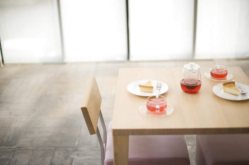 点心,无人,家,横图,俯视,室内,白天,下午茶,餐桌,地板,家具,装修,桌子,建筑,杯子,餐具,装饰,碟子,盘,叉,饭厅,房屋,屋子,公寓,食品,地面,两杯,古典,建设,装潢,洋房,楼房,木地板,住宅,玻璃制品,食物,糕点,红色,盘子,水杯,碟,室内装潢,中式,餐台,明亮,舒适,家居装潢,房屋设计,室内设计,宽敞,样板房装潢,设计,玻璃杯,彩图,高角度拍摄,房子,蛋糕