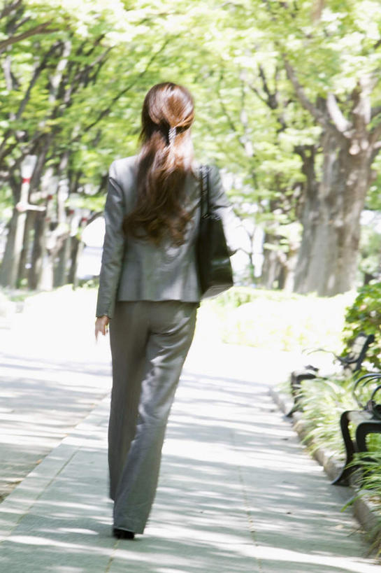 东方人,一个人,商务人士,商务女性,站,走,竖图,室外,白天,植物,道路,街道,路,公路,亚洲,仅一个年轻女性,仅一个女性,仅一个人,阴影,套装,光线,包,公文包,影子,交通,黄种人,树,树木,背面,绿色,阳光,自然,站着,生长,成长,公事包,商务装,工薪阶层,年轻女性,女人,女性,亚洲人,白领,上班族,马路,步行,散步,站立,走路,彩图,全身