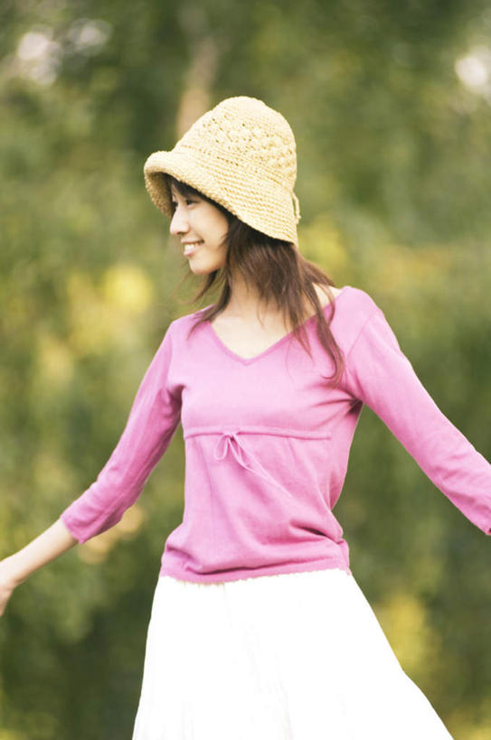 东方人,一个人,站,伸展双臂,笑,微笑,竖图,室外,白天,正面,植物,帽子,亚洲,仅一个年轻女性,仅一个女性,仅一个人,服装,朦胧,模糊,注视,休闲装,黄种人,树,树木,衣服,绿色,紫色,黑色,自然,遮阳帽,观察,看,站着,休闲,休闲服,服饰,生长,成长,观看,察看,关注,年轻女性,女人,女性,亚洲人,长发,敞开双臂,伸开双臂,展开双肩,站立,张开手臂,张开双臂,半身,彩图