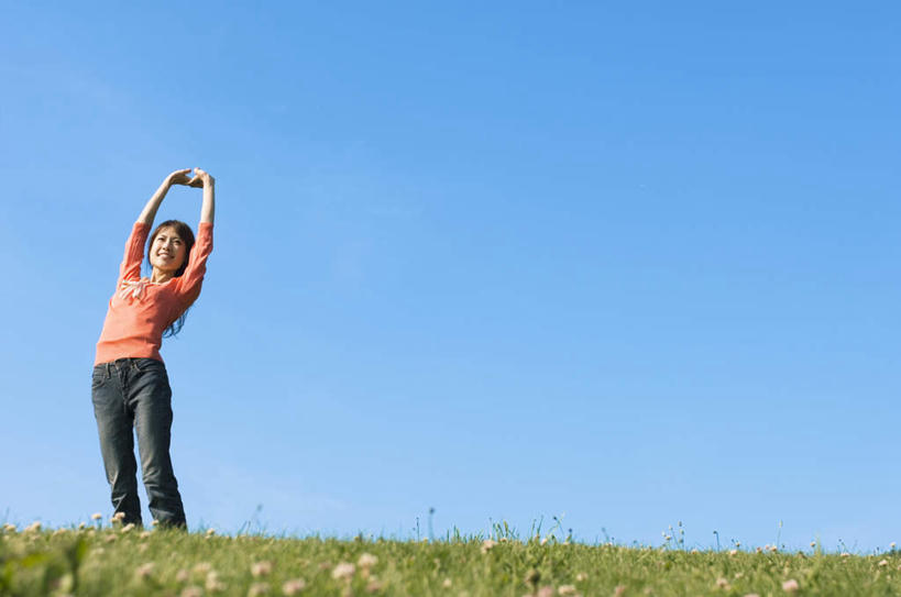 东方人,一个人,站,举,笑,微笑,横图,室外,白天,仰视,草地,草坪,植物,亚洲,仅一个年轻女性,仅一个女性,仅一个人,阴影,服装,光线,影子,地平线,注视,休闲装,黄种人,草,衣服,红色,蓝色,绿色,黑色,蓝天,天空,阳光,天,观察,看,托,站着,休闲,休闲服,服饰,晴朗,观看,察看,关注,万里无云,年轻女性,女人,女性,亚洲人,长发,晴空,晴空万里,举起,举手,举着,向上举,向上伸,向上托,站立,半身,彩图,低角度拍摄