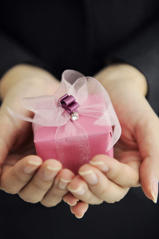 东方人,手,一个人,商务人士,商务男性,站,捧,竖图,俯视,室内,特写,白天,白色背景,衬衫,礼盒,礼物,亚洲,双手,仅一个男性,仅一个人,套装,丝绸,丝带,纸盒,缎带,领带,黄种人,绸带,盒子,仅一个年轻男性,粉色,包装盒,礼品盒,站着,手部,一盒,摄影,礼品,影棚,商务装,工薪阶层,年轻男性,亚洲人,年轻人,白领,上班族,端,端着,捧着,手捧,站立,半身,彩图,高角度拍摄,影棚拍摄,衬衣,拍摄