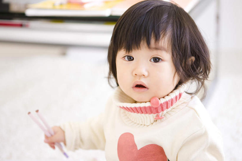 东方人,婴儿,儿童,一个人,站,笑,微笑,横图,俯视,室内,白天,毛衣,纯洁,筷子,餐具,亚洲,仅一个人,服装,注视,休闲装,黄种人,文化,传统,小孩,衣服,白色,观察,看,站着,休闲,休闲服,可爱,服饰,活泼,观看,礼节,察看,关注,宝宝,礼仪,纯真,烂漫,无邪,伶俐,天真,亚洲人,孩子,进餐用具,站立,半身,彩图,高角度拍摄,绒衣,套衫,套头毛衣,线衣