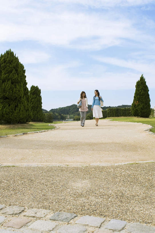 东方人,两个人,伙伴,朋友,站,笑,微笑,露齿笑,竖图,室外,白天,正面,友谊,草地,草坪,植物,道路,路,亚洲,服装,包,皮包,云,云朵,小路,交通,拿,云彩,拿着,注视,休闲装,黄种人,草,树,树木,衣服,蓝色,绿色,白云,蓝天,天空,自然,天,低头,观察,看,站着,休闲,休闲服,服饰,生长,晴朗,成长,观看,单肩包,察看,关注,友情,年轻女性,女人,女性,亚洲人,晴空,站立,彩图,全身