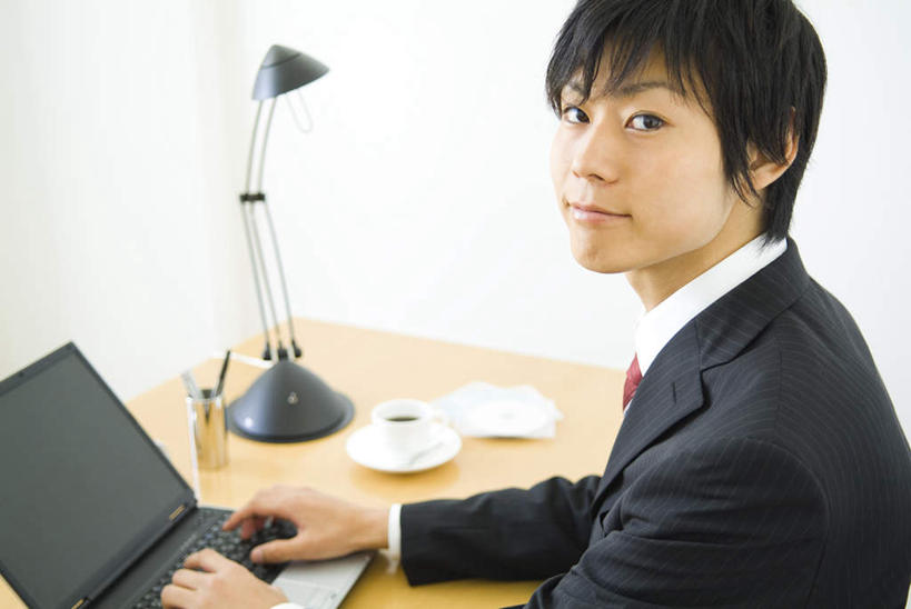 咖啡,东方人,一个人,商务人士,商务男性,办公室,坐,笑,微笑,横图,室内,白天,侧面,衬衫,幸福,电脑,笔记本电脑,桌子,杯子,餐具,亚洲,仅一个男性,仅一个人,敲打,套装,网络,瓷器,碟子,盘,办公桌,咖啡杯,领带,陶瓷制品,一杯,注视,黄种人,娱乐,输入,通讯设备,饮料,仅一个年轻男性,盘子,碟,打字,观察,看,享受,休闲,温馨,放松,乐趣,观看,点击,敲击,察看,提神,无线,舒适,关注,瓷杯,醒脑,通信设备,商务装,无线网络,无线上网,便携式电脑,工薪阶层,软饮料,按键,手提电脑,年轻男性,亚洲人,年轻人,白领,上班族,抬头,仰头,坐着,半身,彩图,衬衣