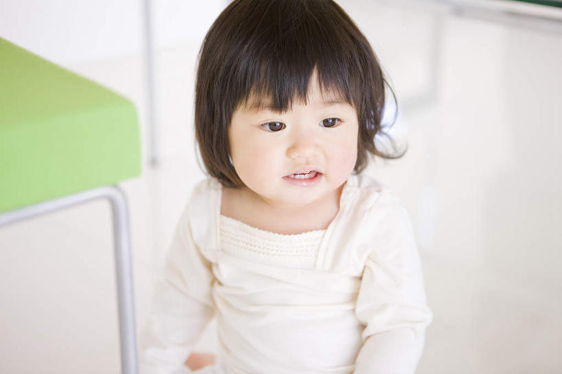 东方人,婴儿,儿童,一个人,站,笑,微笑,横图,俯视,室内,白天,纯洁,椅子,亚洲,仅一个人,服装,木椅,注视,休闲装,黄种人,小孩,衣服,绿色,白色,观察,看,站着,休闲,休闲服,可爱,服饰,活泼,观看,察看,关注,宝宝,纯真,烂漫,无邪,伶俐,天真,亚洲人,孩子,站立,半身,彩图,高角度拍摄