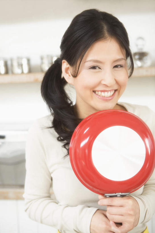 东方人,一个人,站,笑,微笑,露齿笑,竖图,室内,白天,正面,烹饪,厨房,厨具,金属制品,亚洲,仅一个年轻女性,仅一个女性,仅一个人,服装,金属,锅子,拿,拿着,注视,休闲装,黄种人,锅,玻璃制品,衣服,黑色,玻璃瓶,瓶子,观察,看,站着,休闲,休闲服,服饰,锅具,观看,察看,关注,烹饪用具,年轻女性,女人,女性,亚洲人,长发,烹调用具,烹调,站立,半身,彩图,灶间