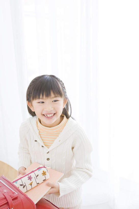 东方人,儿童,一个人,站,笑,微笑,露齿笑,竖图,俯视,室内,白天,纯洁,桌子,书籍,亚洲,仅一个女性,仅一个人,服装,拿,拿着,注视,休闲装,黄种人,书桌,小孩,衣服,黑色,课桌,观察,看,站着,仅一个小孩,休闲,休闲服,可爱,童年,童趣,服饰,观看,察看,关注,童真,烂漫,无邪,天真,女孩,女人,女性,亚洲人,孩子,长发,书,图书,站立,半身,彩图,高角度拍摄,女生