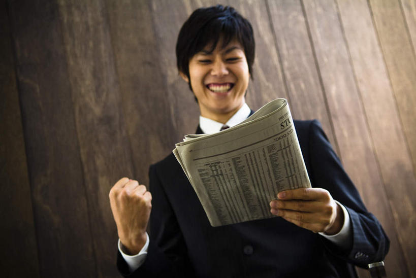 东方人,拳,一个人,商务人士,商务男性,办公室,坐,横图,室内,白天,仰视,衬衫,阅读,快乐,报纸,亚洲,仅一个男性,仅一个人,学习,套装,墙,领带,拿,拿着,注视,黄种人,墙壁,墙面,仅一个年轻男性,观察,看,浏览,观看,察看,关注,商务装,工薪阶层,年轻男性,亚洲人,年轻人,拳头,白领,上班族,坐着,半身,彩图,低角度拍摄,衬衣,高兴