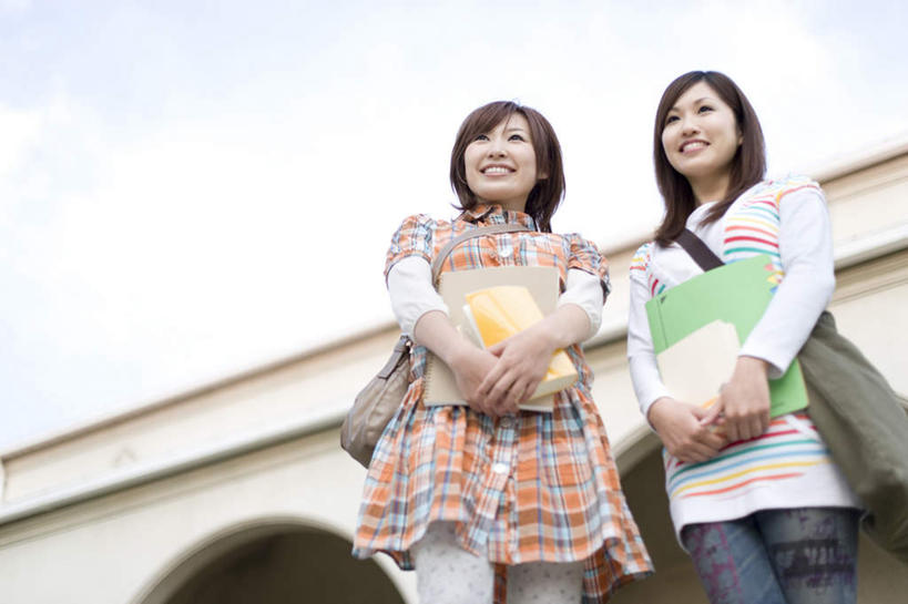 东方人,两个人,伙伴,朋友,站,抱,横图,室外,白天,仰视,友谊,亚洲,服装,记事本,注视,休闲装,黄种人,衣服,黑色,本子,笔记本,观察,看,站着,休闲,休闲服,服饰,抱着,观看,察看,搂着,关注,友情,年轻女性,女人,女性,亚洲人,长发,搂,搂抱,站立,半身,彩图,低角度拍摄