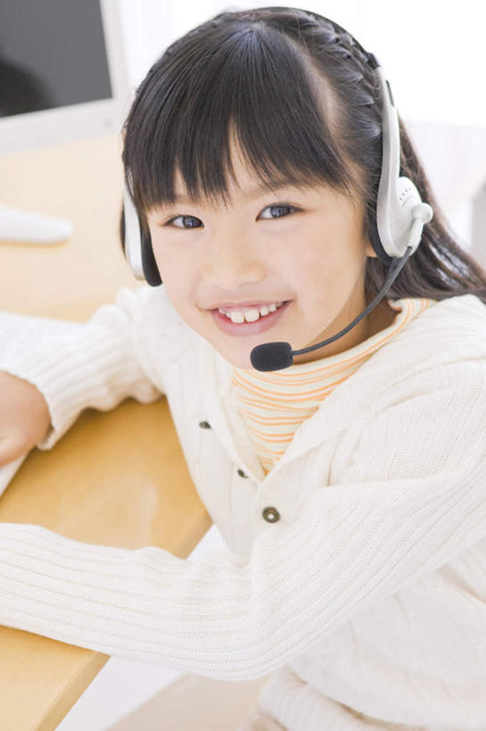 东方人,儿童,一个人,坐,笑,微笑,露齿笑,竖图,俯视,室内,白天,快乐,满意,幸福,纯洁,桌子,亚洲,仅一个女性,仅一个人,服装,音响,音乐,注视,休闲装,黄种人,娱乐,书桌,小孩,衣服,黑色,耳机,课桌,观察,看,仅一个小孩,享受,休闲,休闲服,放松,可爱,童年,童趣,服饰,观看,察看,舒适,享乐,关注,童真,烂漫,无邪,天真,女孩,女人,女性,亚洲人,孩子,长发,坐着,半身,彩图,高角度拍摄,女生