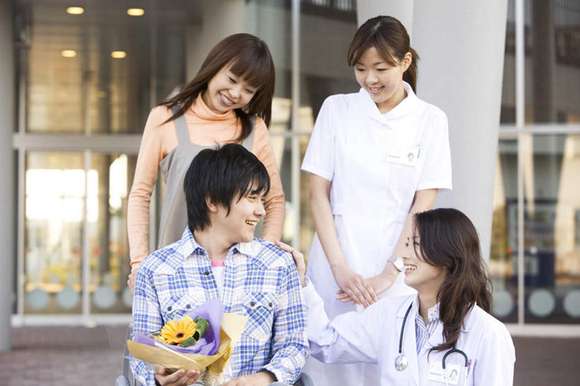 东方人,四个人,医生,病人,护士,站,蹲,捧,笑,微笑,露齿笑,横图,室外,白天,正面,窗户,落地窗,亚洲,服装,盛开,透明,包装纸,工具,花蕾,注视,休闲装,黄种人,玻璃窗,花,花瓣,花朵,鲜花,一朵,衣服,黄色,轮椅,花苞,花蕊,复健,观察,看,站着,医护人员,医疗人员,休闲,康复,休闲服,器械,服饰,观看,察看,医疗设备,白衣天使,白大褂,关注,医疗器械,看着,医疗工具,辅助设备,男人,男性,年轻男性,年轻女性,女人,女性,亚洲人,大夫,端,端着,蹲着,捧着,手捧,站立,半身,彩图