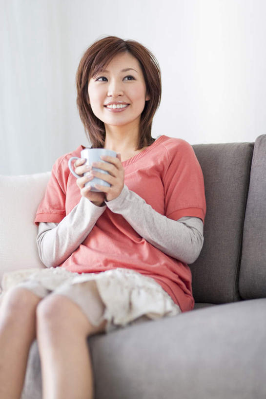 东方人,一个人,客厅,坐,捧,笑,微笑,露齿笑,竖图,室内,白天,仰视,靠垫,沙发,杯子,亚洲,仅一个年轻女性,仅一个女性,仅一个人,服装,靠枕,注视,休闲装,黄种人,两个,一个,衣服,蓝色,灰色,水杯,抱枕,枕头,观察,看,休闲,休闲服,服饰,单个,观看,察看,起居室,关注,布艺沙发,客堂,年轻女性,女人,女性,亚洲人,茶杯,端,端着,捧着,手捧,坐着,半身,彩图,低角度拍摄