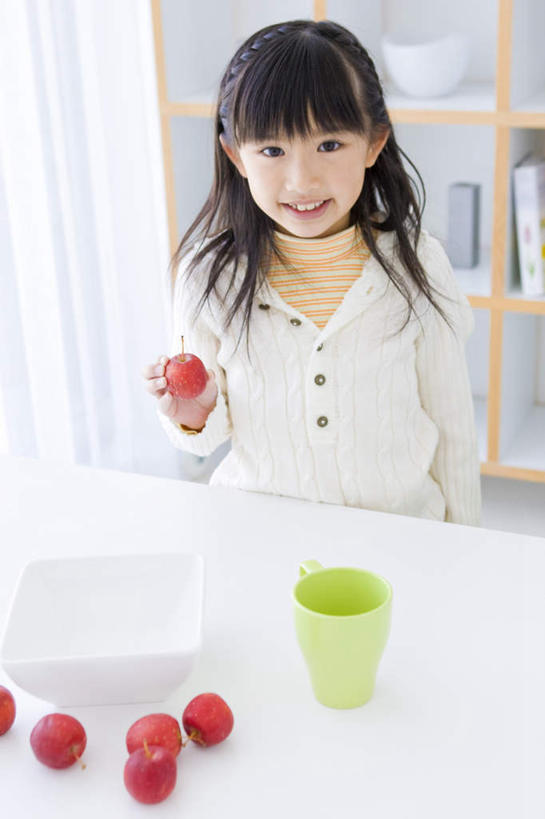 东方人,儿童,一个人,站,笑,微笑,露齿笑,竖图,俯视,室内,白天,纯洁,餐桌,柜子,桌子,苹果,杯子,水果,亚洲,仅一个女性,仅一个人,许多,握,服装,新鲜,塑料,生食,食品,果实,拿,拿着,注视,休闲装,黄种人,食物,一个,小孩,衣服,红色,白色,塑料制品,橱柜,碗,观察,看,站着,仅一个小孩,休闲,休闲服,可爱,童年,童趣,握着,服饰,有机食品,绿色食品,单个,餐台,观看,塑料杯,察看,关注,童真,烂漫,无邪,天真,女孩,女人,女性,亚洲人,孩子,站立,半身,彩图,高角度拍摄,女生