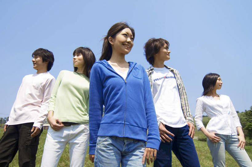 东方人,伙伴,朋友,站,笑,微笑,露齿笑,横图,室外,白天,仰视,友谊,草地,草坪,植物,亚洲,五个人,一排,服装,整齐,许多人,注视,休闲装,黄种人,手叉腰,草,排列,衣服,蓝色,绿色,蓝天,天空,天,叉腰,观察,看,站着,一群人,休闲,休闲服,服饰,晴朗,观看,察看,双手叉腰,队列,关注,万里无云,友情,男人,男性,年轻男性,年轻女性,女人,女性,亚洲人,晴空,晴空万里,站立,半身,彩图,低角度拍摄