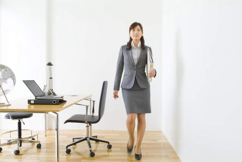 东方人,一个人,商务人士,商务女性,办公室,走,笑,微笑,露齿笑,横图,室内,白天,正面,电脑,笔记本电脑,仪器,海洋,家具,台灯,桌子,地图,椅子,照明,亚洲,仅一个年轻女性,仅一个女性,仅一个人,套装,透明,网格,网络,木制,地球仪,线条,世界地图,办公桌,地球,陆地,灯光,水晶,全球,黄种人,通讯设备,灯,球,两个,白色,黑色,会议椅,经纬线,模型,木制品,灯具,球体,水晶球,地理,国家,一台,办公椅,档案夹,照亮,大陆,世界,无线,夹着,照明设备,通信设备,商务装,无线网络,纬线,版图,经线,无线上网,便携式电脑,工薪阶层,经纬仪,地理学,办公家具,商务椅,培训椅,手提电脑,年轻女性,女人,女性,亚洲人,白领,上班族,步行,散步,走路,彩图,全身,大洋,大洲