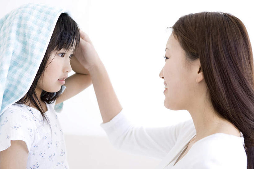 东方人,儿童,脸,头,脸颊,头发,两个人,家庭,母亲,女儿,站,坐,笑,微笑,露齿笑,横图,室内,特写,白天,侧面,纯洁,亚洲,一根,服装,纺织物,拿,拿着,注视,休闲装,黄种人,相视,小孩,衣服,蓝色,毛巾,观察,看,清洁,站着,休闲,温暖,温馨,母女,一家人,面对面,休闲服,可爱,母爱,童年,童趣,服饰,潮湿,观看,对视,保暖,和睦,察看,关注,相对,童真,透气,烂漫,无邪,防水,相看,储水,耐磨,吸水,天真,年轻女性,女孩,女人,女性,亚洲人,孩子,年轻人,头部,脸部,脸蛋,面部,站立,坐着,半身,彩图,融洽,女生