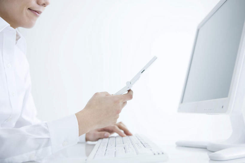 东方人,一个人,商务人士,商务男性,办公室,坐,笑,打电话,微笑,横图,室内,特写,白天,侧面,衬衫,电脑,显示器,鼠标,键盘,电话,手机,亚洲,仅一个男性,仅一个人,套装,网络,拿,拿着,黄种人,输入设备,通讯设备,仅一个年轻男性,白色,台式电脑,通信设备,商务装,工薪阶层,输出设备,交流,男人,男性,年轻男性,亚洲人,白领,上班族,沟通,通话,坐着,半身,彩图,衬衣