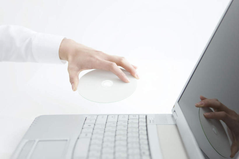 东方人,手,一个人,商务人士,商务男性,横图,俯视,室内,特写,白天,衬衫,电脑,笔记本电脑,显示器,亚洲,仅一个男性,仅一个人,一张,套装,反射,网络,屏幕,拿,拿着,黄种人,通讯设备,显示屏,仅一个年轻男性,手部,碟片,无线,通信设备,商务装,无线网络,无线上网,便携式电脑,工薪阶层,输出设备,手提电脑,男人,男性,年轻男性,亚洲人,白领,上班族,半身,彩图,高角度拍摄,衬衣