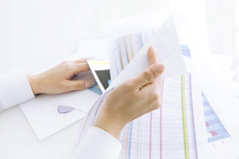 东方人,一个人,商务人士,商务男性,办公室,坐,横图,俯视,室内,特写,白天,衬衫,家具,桌子,亚洲,仅一个男性,仅一个人,许多,握,套装,材料,档案,文件,办公桌,拿,拿着,黄种人,仅一个年轻男性,白色,资料,握着,文档,商务装,工薪阶层,办公家具,男人,男性,年轻男性,亚洲人,白领,上班族,坐着,半身,彩图,高角度拍摄,衬衣