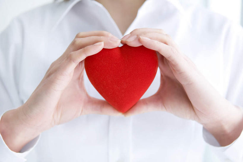 东方人,一个人,站,举,横图,室内,特写,白天,正面,爱情,亚洲,仅一个男性,仅一个人,服装,爱心,浪漫,拿,拿着,休闲装,黄种人,仅一个年轻男性,一个,衣服,红色,手势,托,站着,休闲,温暖,温馨,心形,休闲服,恩爱,服饰,单个,和睦,男人,男性,年轻男性,亚洲人,心型,举起,举手,举着,向上举,向上伸,向上托,站立,半身,彩图,融洽