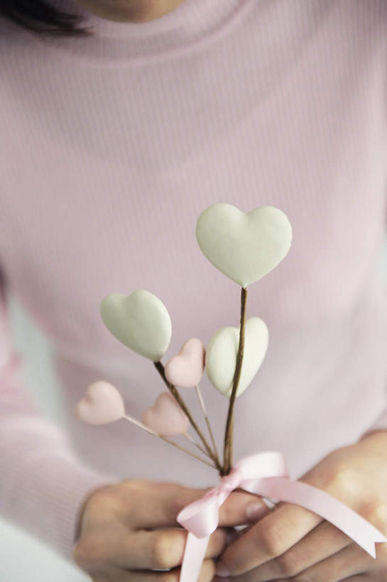 东方人,一个人,捧,竖图,俯视,室内,特写,白天,亚洲,仅一个年轻女性,仅一个女性,仅一个人,许多,服装,装饰,丝绸,丝带,食品,糖,糖果,甜点,甜品,缎带,休闲装,黄种人,绸带,食物,衣服,粉色,红色,绿色,甜食,巧克力,休闲,休闲服,服饰,华丽,修饰,点缀,巧克力糖,衬托,美观,雅致,雅观,年轻女性,女人,女性,亚洲人,端,端着,捧着,手捧,半身,彩图,高角度拍摄