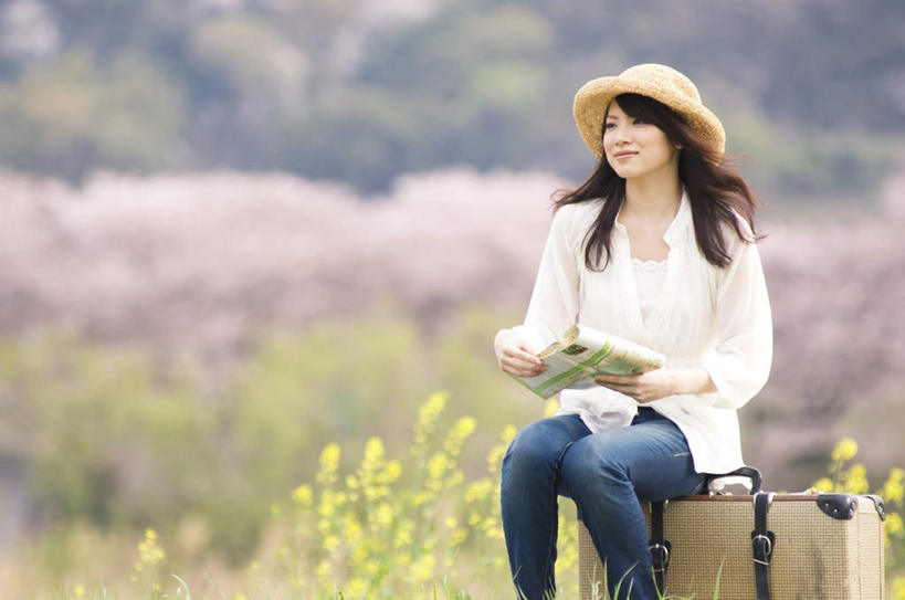 东方人,一个人,坐,笑,微笑,横图,室外,白天,正面,幸福,纯洁,树林,植物,道路,樱花,地图,帽子,亚洲,仅一个年轻女性,仅一个女性,仅一个人,一张,许多,服装,朦胧,模糊,盛开,信息,草帽,拉杆箱,旅行箱,交通,拿,花蕾,拿着,注视,休闲装,黄种人,方向,花,花瓣,花朵,鲜花,树,树木,衣服,粉色,黄色,绿色,自然,行李箱,箱子,花苞,花蕊,观察,看,休闲,休闲服,服饰,生长,成长,观看,引导,指引,等待,出差,察看,生命,关注,仙樱花,福岛樱,青肤樱,高尚,热烈,年轻女性,女人,女性,亚洲人,荆桃,坐着,半身,彩图,旅行,导航