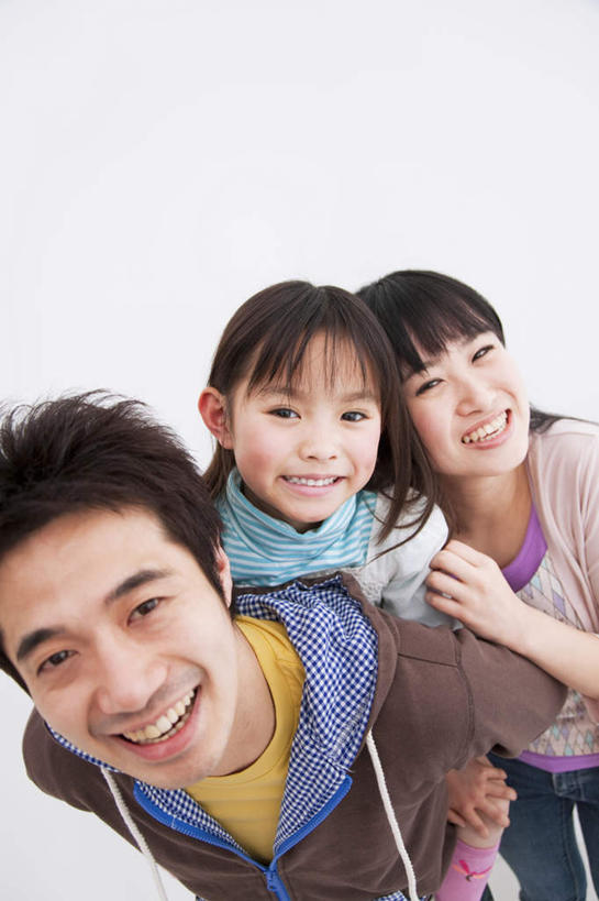 东方人,儿童,背,三个人,家庭,夫妻,母亲,父亲,女儿,站,笑,微笑,露齿笑,竖图,俯视,室内,白天,白色背景,爱情,纯洁,亚洲,服装,浪漫,注视,休闲装,黄种人,小孩,衣服,背着,观察,看,靠,靠着,站着,休闲,温暖,温馨,父女,母女,三口之家,一家人,休闲服,恩爱,父爱,可爱,母爱,童年,童趣,恋人,摄影,服饰,影棚,观看,和睦,察看,关注,童真,烂漫,无邪,天真,男人,男性,年轻男性,年轻女性,女孩,女人,女性,亚洲人,孩子,年轻人,夫妇,情侣,站立,半身,彩图,高角度拍摄,影棚拍摄,拍摄,伴侣,融洽,女生
