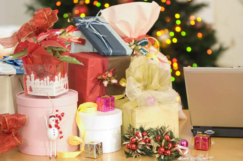 无人,横图,俯视,室内,特写,白天,电脑,笔记本电脑,桌子,礼盒,礼物,圣诞节,许多,节日,朦胧,模糊,庆祝,网络,木制,纸盒,灯光,圣诞树,文化,通讯设备,盒子,粉色,黄色,红色,蓝色,白色,包装盒,木制品,礼品盒,庆典,礼品,纪念,一台,无线,通信设备,无线网络,无线上网,便携式电脑,手提电脑,彩图,高角度拍摄