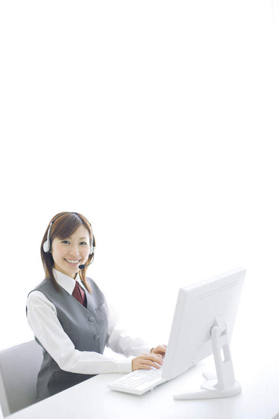 东方人,一个人,商务人士,商务女性,办公室,坐,笑,微笑,露齿笑,竖图,俯视,室内,白天,电脑,显示器,鼠标,键盘,家具,桌子,椅子,亚洲,仅一个年轻女性,仅一个女性,仅一个人,戴,敲打,套装,网络,办公桌,话务员,注视,黄种人,输入,输入设备,通讯设备,白色,耳机,耳麦,话筒,会议椅,打字,观察,看,台式电脑,观看,点击,敲击,办公椅,戴着,察看,麦克风,关注,通信设备,商务装,工薪阶层,输出设备,客服人员,电话销售,办公家具,商务椅,培训椅,按键,年轻女性,女人,女性,亚洲人,白领,接线员,上班族,坐着,半身,彩图,高角度拍摄