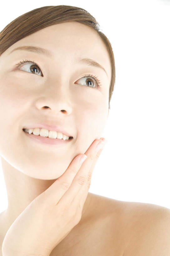 东方人,脸,头,脸颊,一个人,笑,摸,微笑,露齿笑,竖图,室内,特写,白天,白色背景,正面,亚洲,仅一个年轻女性,仅一个女性,仅一个人,抚摸,注视,黄种人,裸露,看,摄影,影棚,关注,裸,年轻女性,女人,女性,亚洲人,头部,脸部,脸蛋,面部,触摸,接触,抬头,仰头,半身,彩图,影棚拍摄,拍摄