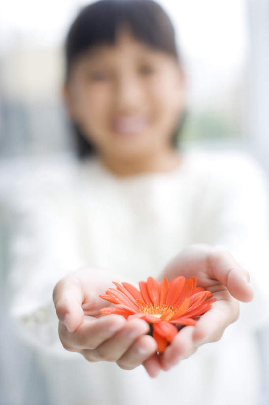 东方人,儿童,一个人,站,捧,笑,微笑,露齿笑,竖图,室外,特写,白天,正面,纯洁,亚洲,仅一个女性,仅一个人,服装,朦胧,模糊,盛开,非洲菊,花蕾,注视,休闲装,黄种人,花,花瓣,花朵,鲜花,一朵,小孩,衣服,花苞,花蕊,观察,看,站着,仅一个小孩,休闲,休闲服,橙色,菊花,可爱,童年,童趣,服饰,观看,察看,关注,童真,烂漫,无邪,扶郎花,灯盏花,千日菊,天真,女孩,女人,女性,亚洲人,孩子,端,端着,捧着,手捧,站立,半身,彩图,女生