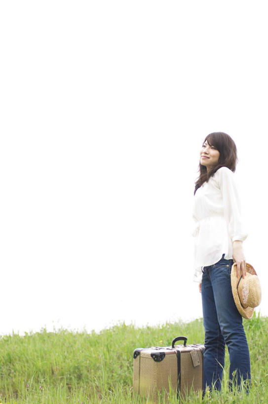东方人,一个人,站,笑,微笑,竖图,室外,白天,侧面,草地,草坪,植物,帽子,亚洲,仅一个年轻女性,仅一个女性,仅一个人,服装,草帽,拉杆箱,旅行箱,拿,拿着,注视,休闲装,黄种人,草,衣服,蓝色,绿色,蓝天,天空,行李箱,箱子,天,观察,看,站着,休闲,休闲服,服饰,晴朗,观看,出差,察看,关注,万里无云,年轻女性,女人,女性,亚洲人,晴空,晴空万里,站立,彩图,全身,旅行