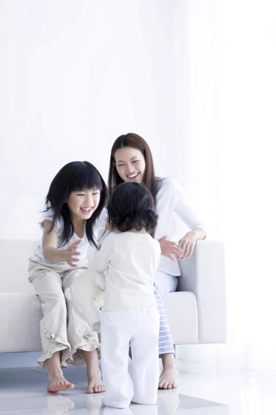 东方人,儿童,三个人,家庭,客厅,站,坐,笑,微笑,露齿笑,竖图,俯视,室内,白天,纯洁,沙发,亚洲,服装,瓷砖,地砖,地面,注视,休闲装,黄种人,小孩,衣服,白色,观察,看,站着,休闲,温暖,温馨,一家人,休闲服,可爱,童年,童趣,伸手,服饰,观看,和睦,察看,起居室,关注,布艺沙发,童真,烂漫,无邪,客堂,天真,年轻女性,女孩,女人,女性,亚洲人,站立,坐着,彩图,高角度拍摄,全身,融洽,女生