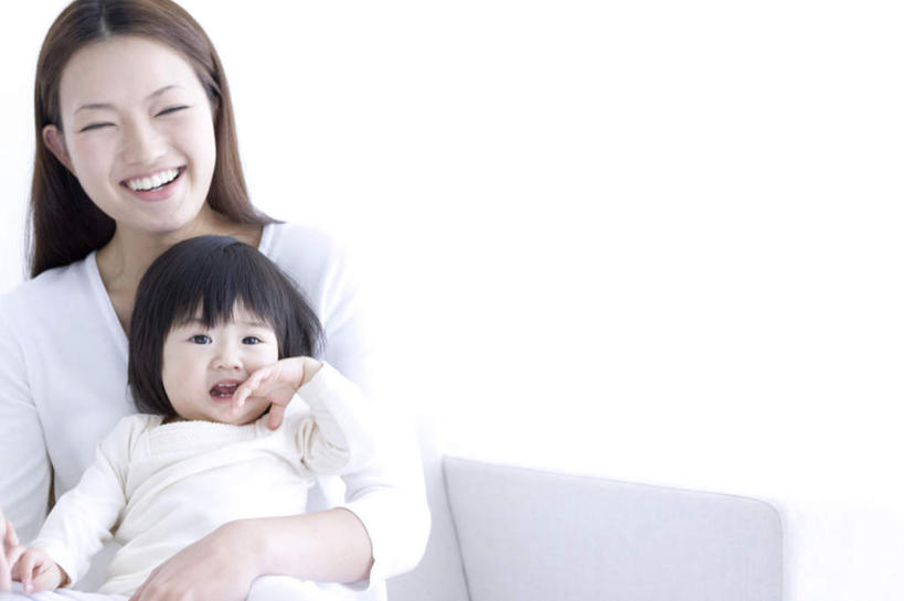 东方人,婴儿,儿童,两个人,家庭,母亲,客厅,坐,抱,笑,微笑,露齿笑,横图,室内,白天,正面,纯洁,沙发,亚洲,服装,注视,休闲装,黄种人,小孩,衣服,观察,看,休闲,温暖,温馨,一家人,休闲服,可爱,母爱,童年,童趣,服饰,活泼,抱着,观看,和睦,察看,起居室,搂着,关注,宝宝,布艺沙发,童真,纯真,烂漫,无邪,母婴,客堂,伶俐,天真,年轻女性,女人,女性,亚洲人,孩子,年轻人,怀抱,搂,搂抱,相抱,拥抱,坐着,半身,彩图,融洽