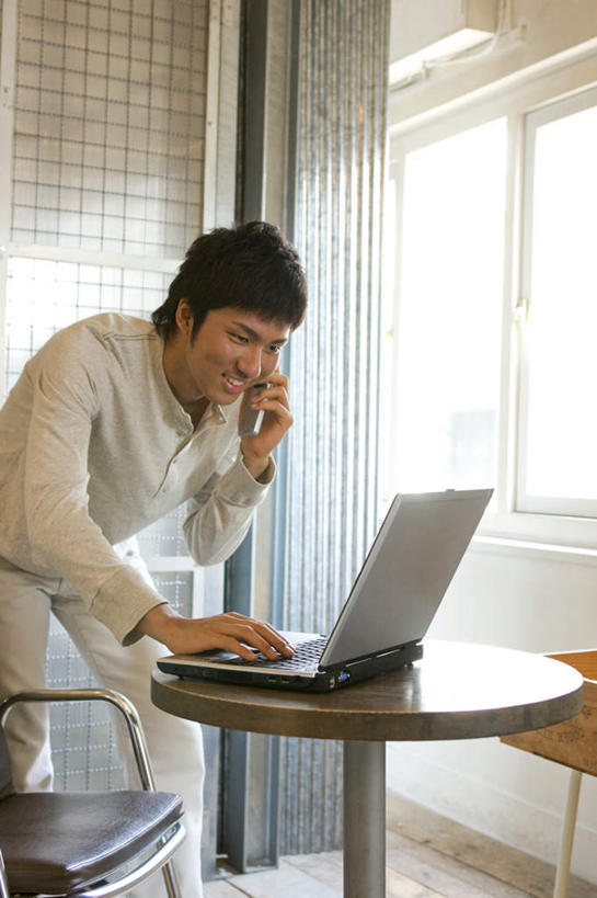 东方人,一个人,商务人士,商务男性,办公室,站,笑,打电话,微笑,露齿笑,竖图,室内,白天,正面,衬衫,电脑,笔记本电脑,窗户,家具,桌子,电话,手机,椅子,亚洲,仅一个男性,仅一个人,敲打,弯腰,套装,网络,木制,办公桌,拿,拿着,注视,黄种人,输入,通讯设备,玻璃窗,仅一个年轻男性,木制品,打字,观察,看,站着,观看,点击,一台,敲击,察看,无线,关注,通信设备,商务装,无线网络,无线上网,便携式电脑,工薪阶层,办公家具,球椅,太空椅,鸡蛋椅,弯身,交流,按键,手提电脑,男人,男性,年轻男性,亚洲人,白领,上班族,沟通,通话,站立,半身,彩图,衬衣