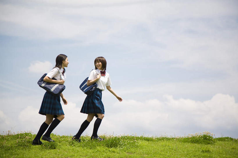 东方人,背,两个人,伙伴,朋友,学生,跑,笑,微笑,露齿笑,横图,室外,白天,侧面,制服,友谊,草地,草坪,植物,亚洲,服装,包,书包,云,云朵,云彩,黄种人,草,两个,衣服,蓝色,绿色,白云,蓝天,天空,背包,天,背着,同学,校服,服饰,晴朗,衣着,校友,穿着,学生服,同窗,学友,衣饰,友情,年轻女性,女人,女性,亚洲人,晴空,跑步,彩图,全身