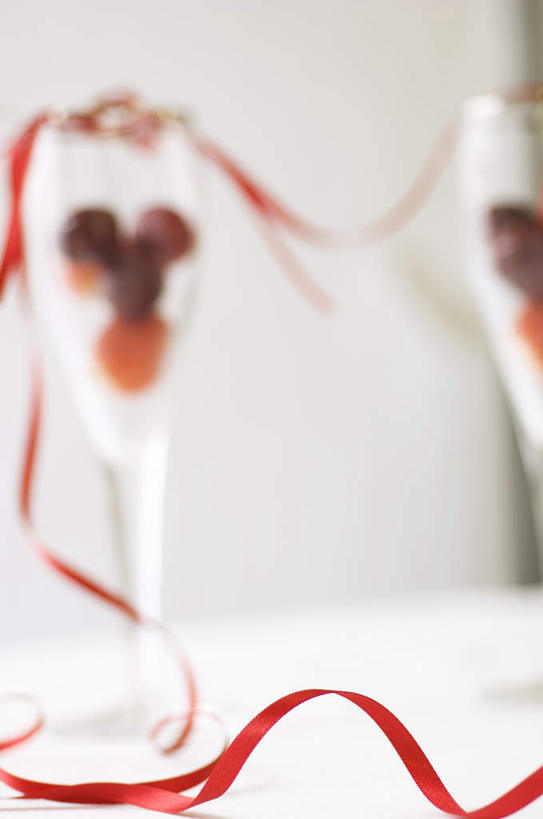 无人,竖图,俯视,室内,特写,白天,桌子,杯子,水果,一根,许多,朦胧,模糊,新鲜,高脚杯,丝绸,丝带,墙,生食,食品,果实,缎带,墙壁,墙面,玻璃制品,绸带,食物,两个,红色,白色,酒杯,有机食品,绿色食品,香槟杯,玻璃杯,彩图,高角度拍摄