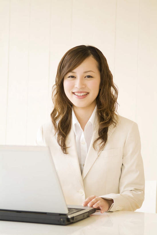 东方人,一个人,商务人士,商务女性,办公室,坐,笑,摸,微笑,露齿笑,竖图,室内,白天,正面,电脑,笔记本电脑,亚洲,仅一个年轻女性,仅一个女性,仅一个人,抚摸,套装,网络,瓷砖,墙,注视,黄种人,通讯设备,墙壁,墙面,观察,看,观看,察看,无线,关注,通信设备,商务装,无线网络,无线上网,便携式电脑,工薪阶层,手提电脑,年轻女性,女人,女性,亚洲人,白领,上班族,触摸,接触,坐着,半身,彩图