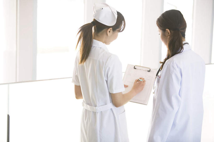 东方人,两个人,同事,医生,护士,医院,站,横图,室内,白天,工作服,制服,成功,合作,团队,集体,信心,亚洲,一张,戴,握,服装,笔,材料,档案,文件,办公用品,拿,拿着,黄种人,队伍,文具,背面,衣服,听诊器,学习用品,资料,站着,医护人员,医疗人员,握着,服饰,文具用品,戴着,医疗设备,领导,白衣天使,衣着,白大褂,成就,穿着,文档,医疗器械,医疗工具,合伙,领袖,医疗机构,工作制服,衣饰,检测工具,男人,男性,年轻男性,年轻女性,女人,女性,亚洲人,大夫,站立,半身,彩图,工作套服,病院,诊所