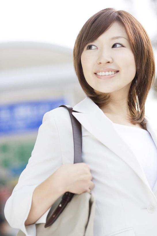 东方人,背,一个人,商务人士,商务女性,站,笑,微笑,露齿笑,竖图,室外,白天,侧面,亚洲,仅一个年轻女性,仅一个女性,仅一个人,套装,包,皮包,扭头,注视,黄种人,蓝色,灰色,蓝天,天空,天,背着,观察,看,站着,转头,晴朗,观看,单肩包,察看,关注,商务装,工薪阶层,万里无云,年轻女性,女人,女性,亚洲人,白领,上班族,晴空,晴空万里,站立,半身,彩图