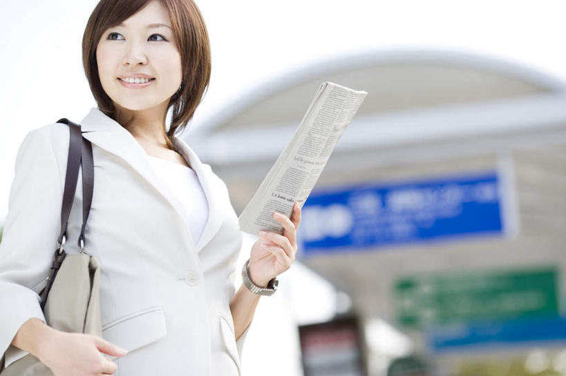 东方人,背,一个人,商务人士,商务女性,站,笑,微笑,露齿笑,横图,室外,白天,仰视,车站,报纸,亚洲,仅一个年轻女性,仅一个女性,仅一个人,套装,信息,包,皮包,拿,拿着,扭头,注视,黄种人,蓝色,灰色,蓝天,天空,天,背着,观察,看,站着,转头,晴朗,观看,新闻,一份,单肩包,察看,关注,商务装,工薪阶层,万里无云,年轻女性,女人,女性,亚洲人,白领,上班族,晴空,晴空万里,站立,半身,彩图,低角度拍摄,报刊