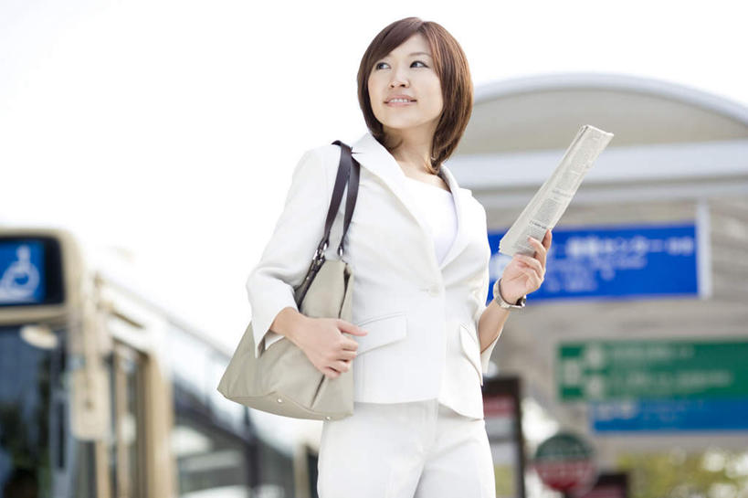 东方人,背,一个人,商务人士,商务女性,站,笑,微笑,露齿笑,横图,室外,白天,仰视,公共汽车,车站,亚洲,仅一个年轻女性,仅一个女性,仅一个人,一辆,套装,包,皮包,巴士,公交车,扭头,注视,黄种人,车,蓝色,灰色,蓝天,天空,交通工具,天,背着,观察,看,站着,转头,晴朗,观看,单肩包,察看,关注,载具,商务装,工薪阶层,万里无云,年轻女性,女人,女性,亚洲人,白领,上班族,晴空,晴空万里,站立,半身,彩图,低角度拍摄