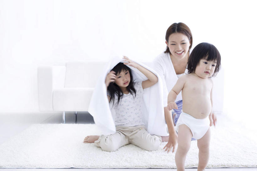 东方人,婴儿,儿童,一个人,家庭,母亲,女儿,客厅,站,坐,笑,微笑,露齿笑,横图,室内,白天,正面,纯洁,地毯,沙发,亚洲,仅一个人,一块,撑,服装,装饰,编织,浴巾,手工艺品,织物,拿,拿着,注视,休闲装,黄种人,小孩,衣服,白色,工艺品,观察,看,站着,休闲,温暖,温馨,母女,一家人,休闲服,可爱,母爱,童年,童趣,服饰,活泼,观看,华丽,修饰,点缀,和睦,察看,起居室,撑着,关注,宝宝,布艺沙发,童真,纯真,烂漫,无邪,衬托,美观,雅致,雅观,客堂,伶俐,天真,年轻女性,女孩,女人,女性,亚洲人,孩子,年轻人,站立,坐着,半身,彩图,融洽,女生