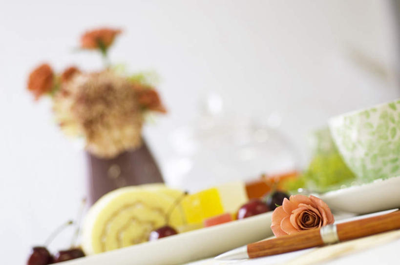 点心,无人,横图,室内,特写,白天,仰视,爱情,下午茶,幸福,纯洁,热情,筷子,玫瑰,樱桃,餐具,水果,花盆,一块,一双,朦胧,模糊,新鲜,装饰,生食,食品,果实,玫瑰花,浪漫,文化,传统,食物,糕点,一朵,红色,碗,温暖,温馨,橙色,恩爱,有机食品,绿色食品,礼节,华丽,修饰,点缀,和睦,礼仪,感动,衬托,美观,雅致,雅观,尊敬,天真,刺玫花,徘徊花,进餐用具,樱珠,莺桃,英桃,楔桃,牛桃,荆桃,彩图,低角度拍摄,融洽,蛋糕