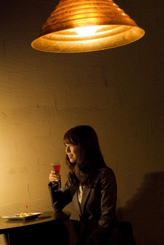 点心,葡萄酒,东方人,一个人,商务人士,商务女性,坐,笑,微笑,露齿笑,竖图,室内,夜晚,正面,下午茶,桌子,杯子,照明,亚洲,仅一个年轻女性,仅一个女性,仅一个人,一块,套装,高脚杯,灯光,食品,红酒杯,酒类,一杯,拿,拿着,注视,黄种人,吊灯,玻璃制品,灯,酒,食物,糕点,饮料,酒杯,灯具,观察,看,观看,照亮,察看,照明设备,关注,商务装,工薪阶层,年轻女性,女人,女性,亚洲人,白领,上班族,玻璃杯,坐着,半身,彩图,蛋糕