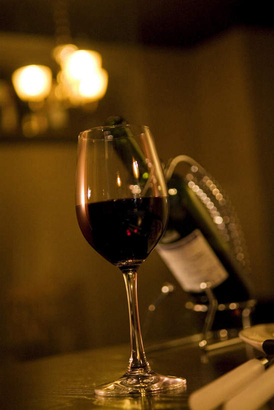 葡萄酒,无人,酒吧,竖图,室内,特写,夜晚,仰视,餐桌,桌子,杯子,照明,朦胧,模糊,壁灯,高脚杯,灯光,红酒杯,酒类,一杯,红酒瓶,玻璃制品,灯,酒,酒瓶,饮料,玻璃瓶,酒杯,瓶子,灯具,餐台,照亮,一瓶,照明设备,玻璃杯,彩图,低角度拍摄,酒吧间,酒馆