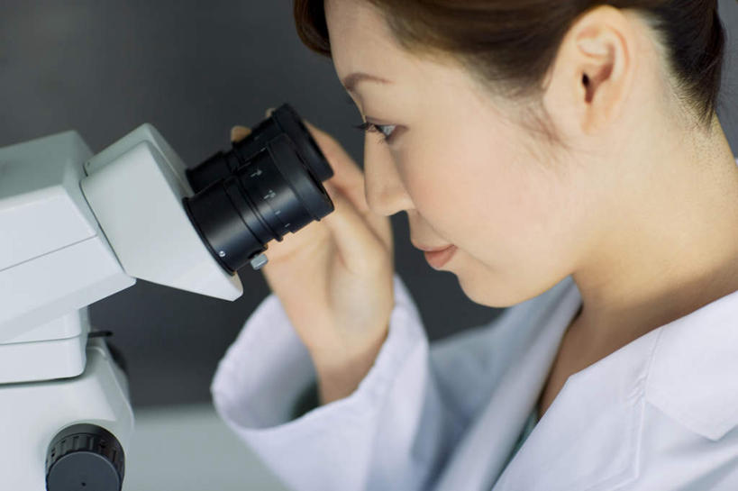 东方人,一个人,科学家,横图,俯视,室内,特写,白天,工作服,制服,仪器,桌子,亚洲,仅一个年轻女性,仅一个女性,仅一个人,握,服装,检查,反射,分析,科学,显微镜,实验室,黄种人,衣服,观察,清晰,探索,握着,服饰,放大,观看,仔细,透镜,凸透镜,聚焦,衣着,穿着,关注,科学研究者,光学,清楚,工作制服,衣饰,年轻女性,女人,女性,亚洲人,科学工作者,半身,彩图,高角度拍摄,工作套服